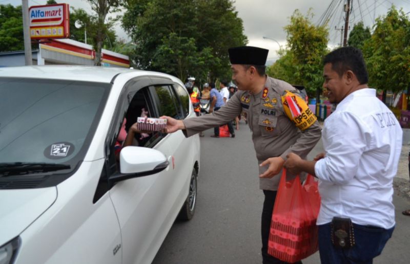 Didampingi Istri, Kapolres Palopo dan PJU Bagi Takjil Depan Mesjid Polres