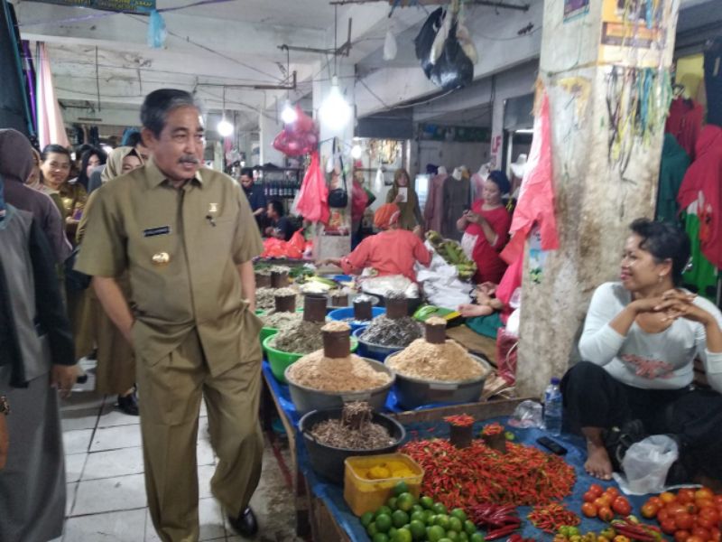 Pastikan Harga Stabil, Bupati Dollah Turun Pantau Bahan Pokok Di Pasar