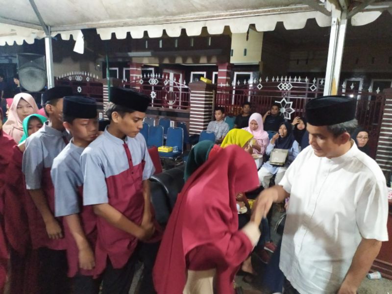 Sekda Sidrap Berbagi Sambil Buka Puasa Bareng Anak Panti