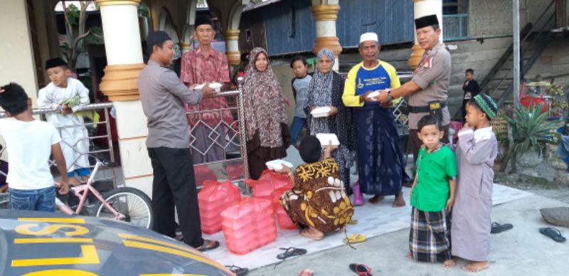 Tidak Dijalan Raya, Jajaran Mapolsek Rappang Pilih Bagi-bagi Takjil di Mesjid di Wilayah Polsek Panca Rijang