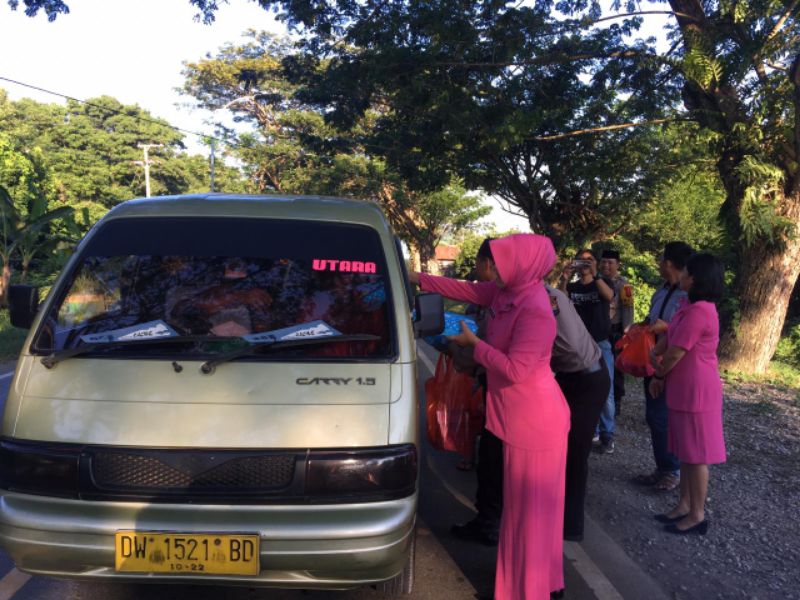 Polsek Telluwanua Bagi Takjil Pada Pengendara Dan Warga