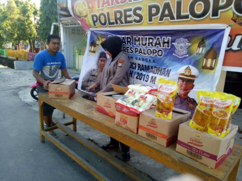 Bantu Ringankan Harga Pokok, Polres Palopo Gelar Pasar Murah Ramadhan