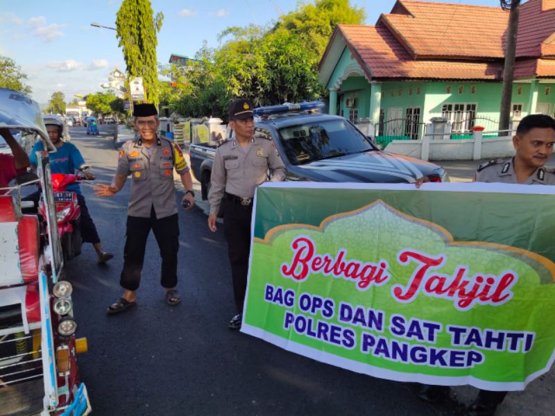 Semarak Ramadhan, Bag Ops Polres Pangkep Bagik Takjil pada Pengendara Jalan