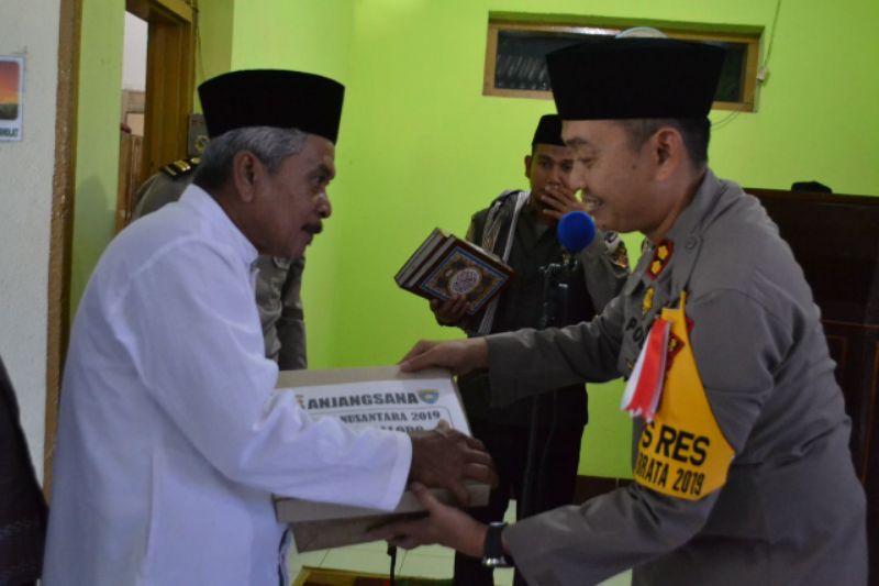 Syafari Jumat, Polres Palopo Berikan Bantuan untuk Pembangunan Mesjid