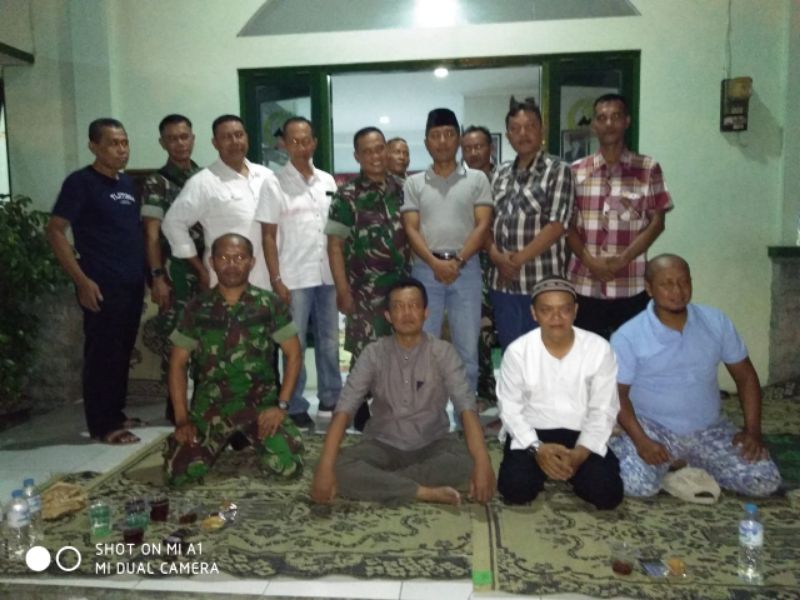 Kebersaman dalam kesederhanaan Anggota Koramil 04 Jebres beserta Persit Bukber Bareng