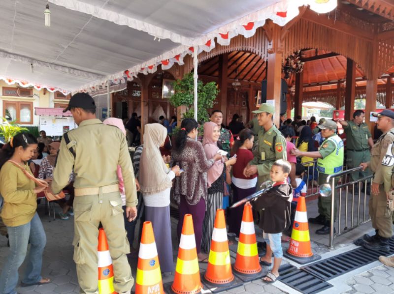 Ludes,! Pasar Murah di Halaman Kecamatan Jebres Surakarta Diserbu Kaum Emak-emak