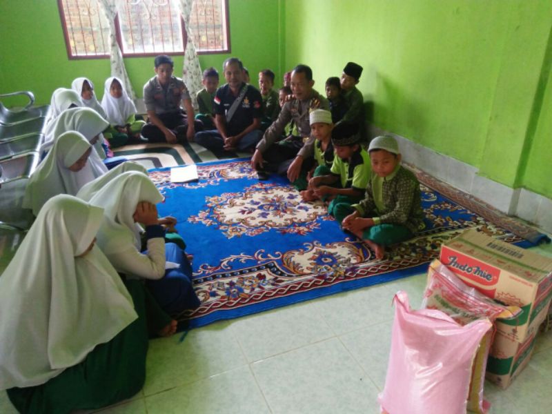 Kapolsek Baraka Kunjungi Panti Asuhan, Ini yang Dilakukannya