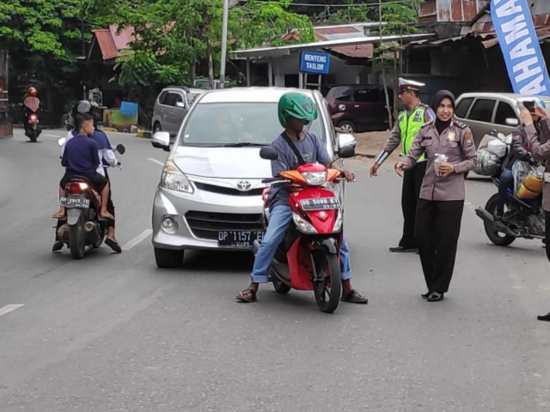 Manfaatkan Berkah Ramadhan, Personil EPC Polres Enrekang Turun Ke Jalan Bagi-Bagi Takjil