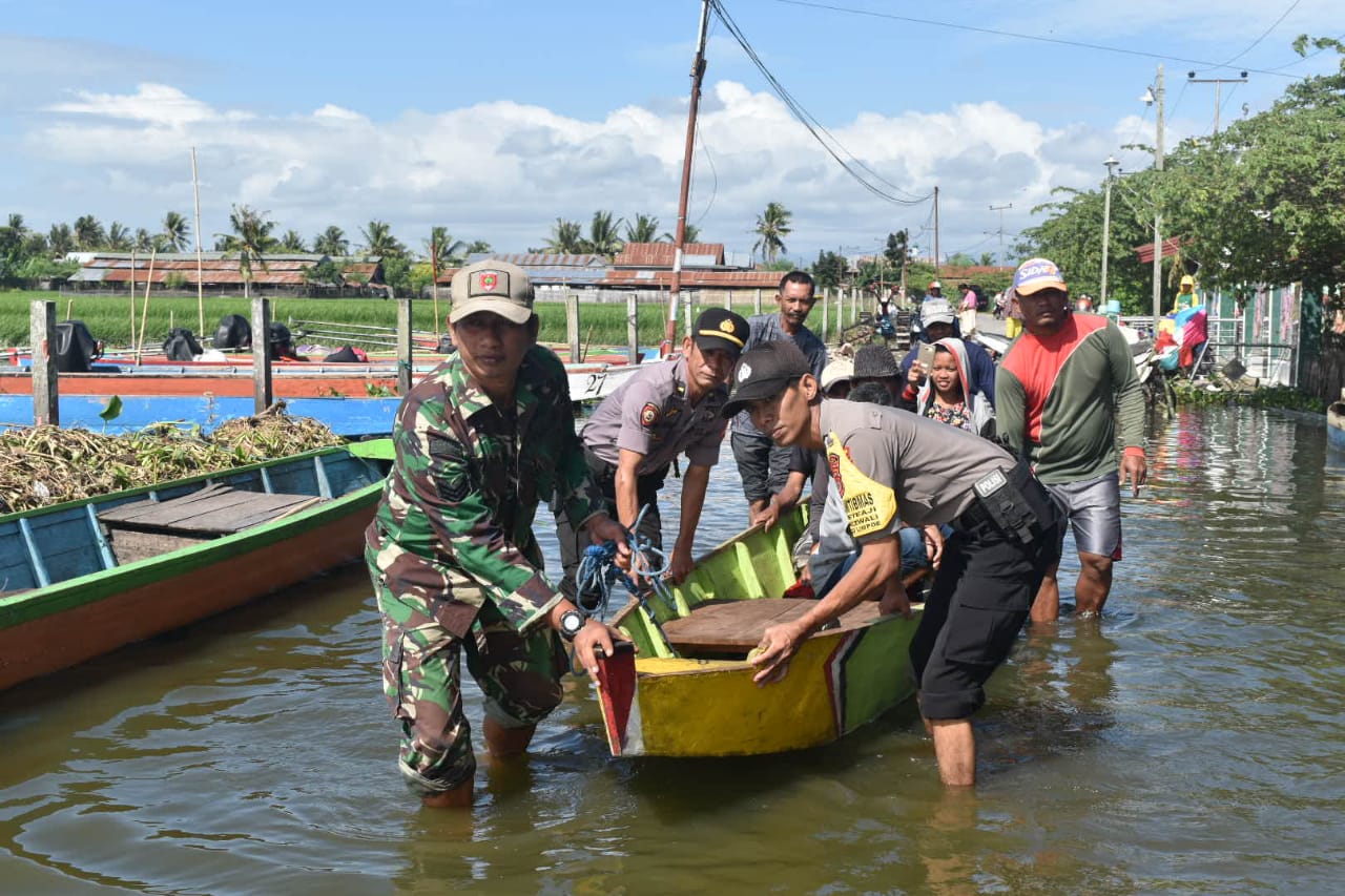 Kompak, TNI-Polri di Sidrap Bantu Warga di Lokasi Banjir