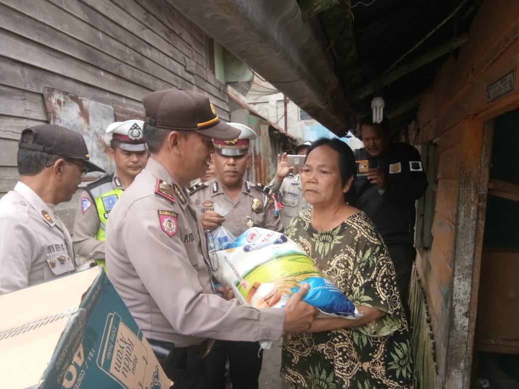 Sambut HUT Bhayangkara Ke 73, Polsek Berastagi Anjangsana Kerumah Masyarakat Kurang Mampu