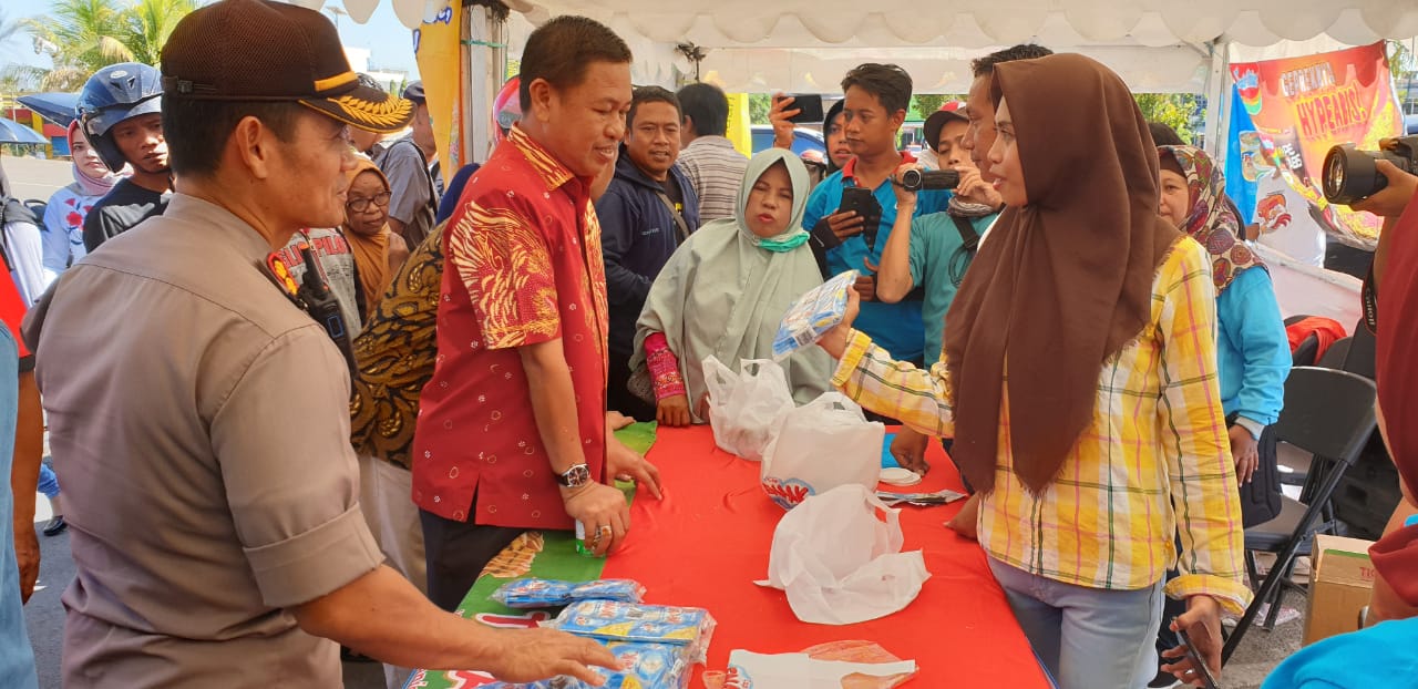 Masyarakat Serbu Pasar Murah Polres Pangkep