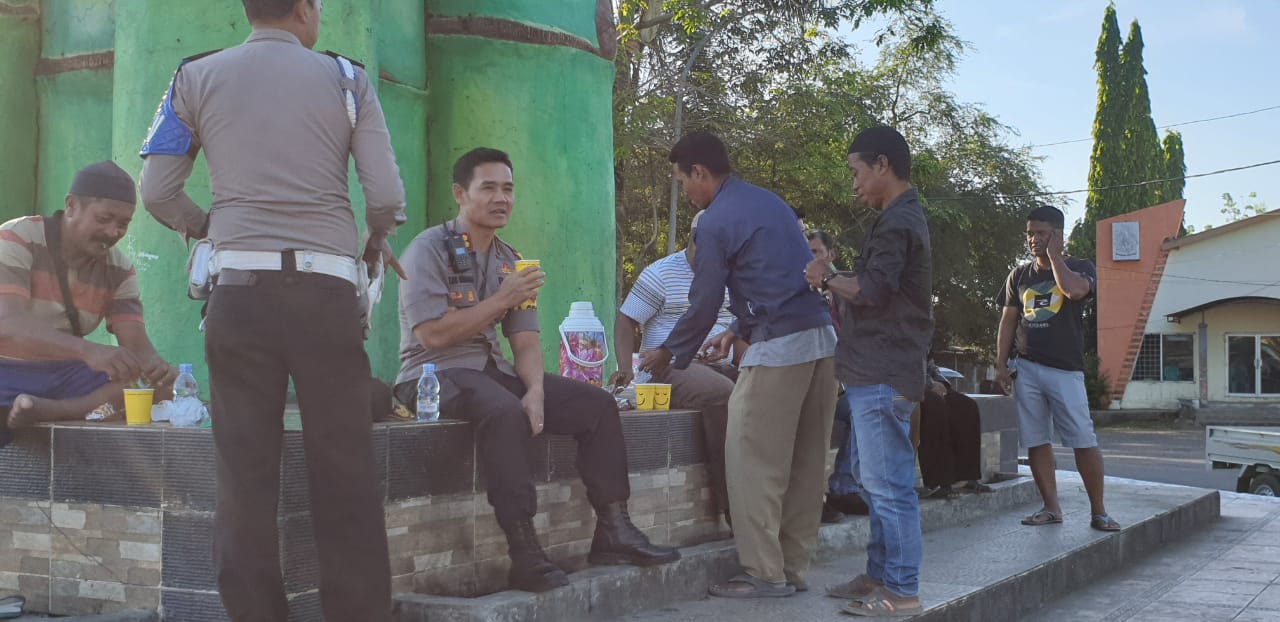 Sambil Pantau Pasar Murah, Kapolres Pangkep Ajak Ngopi Bareng Warga