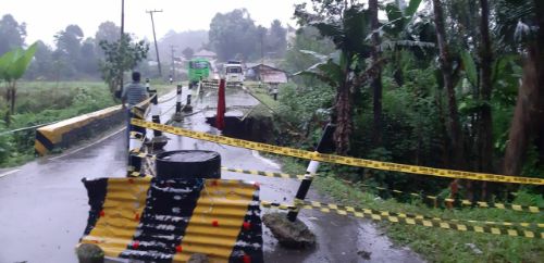 Jembatan Poros Rantepao-Palopo Ambruk, Jalur Kendaraan Lumpuh