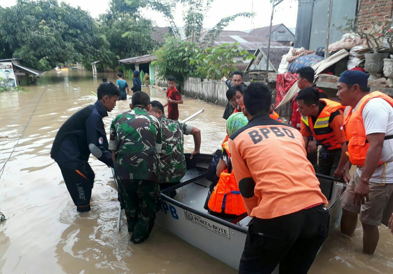 Dandim 1420 Sidrap Kerahkan Personel Bantu Evakuasi Warga Terkena Bencana Banjir