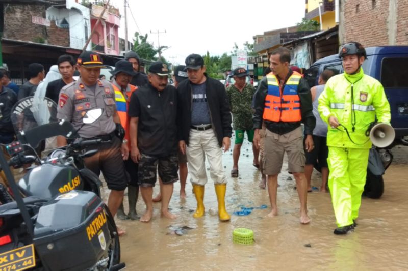 Bupati Sidrap Turun Pantau Banjir. Instruksikan Instansi Terkait Penanganan Darurat