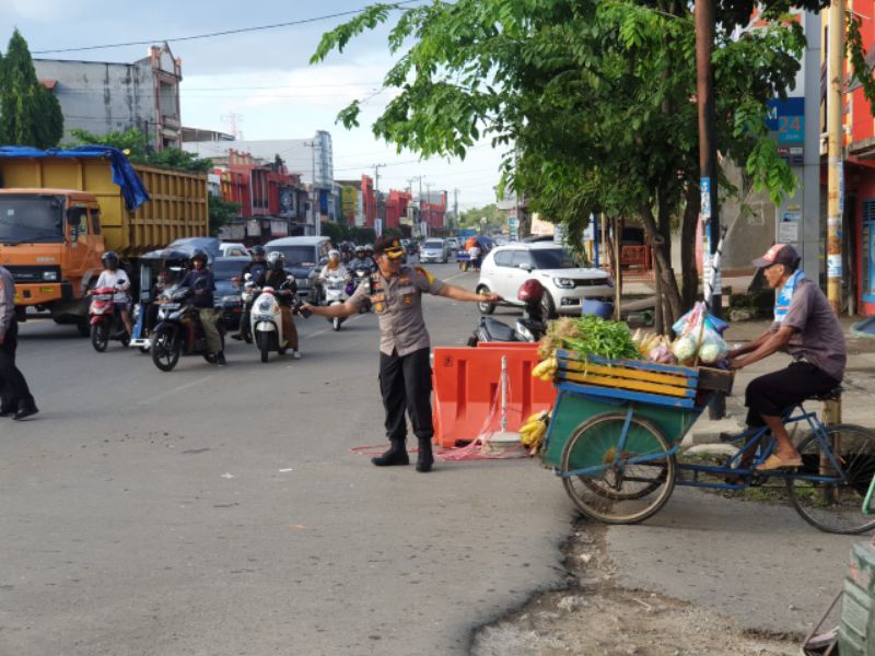 Mantap, Kapolres Pangkep Berjalan Kaki Kontrol Personilnya Strong Point