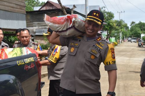 Didampingi Istri, Kapolres Sidrap Salurkan Bantuan Korban Banjir