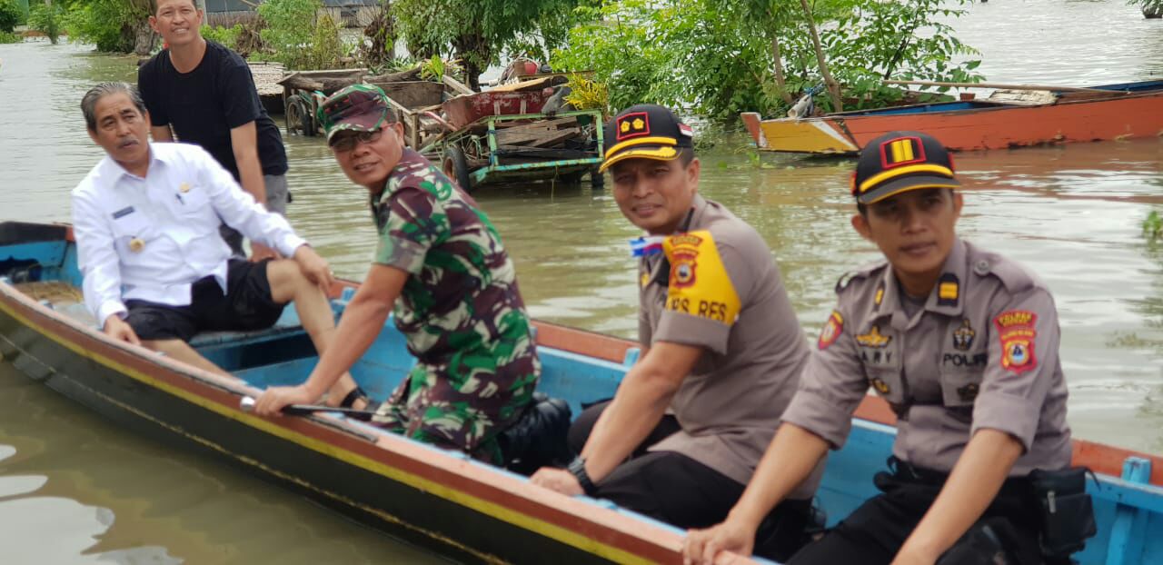 Dandim 1420 bersama Kapolres Sidrap, Dampingi Bupati Tinjau Lokasi Banjir