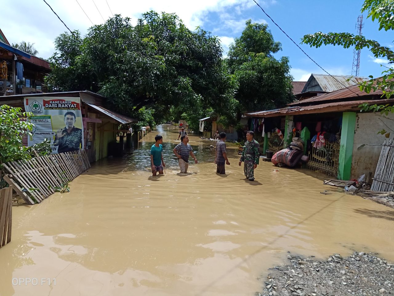 Personel Kodim 1420 Evakuasi Warga saat Banjir Terjang Kembali Enam Desa di Sidrap