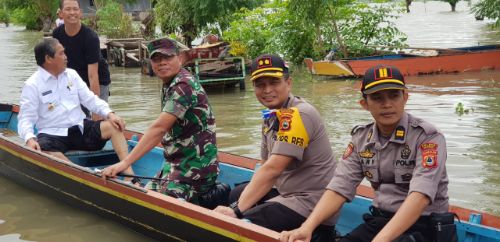 Gunakan Perahu, Bupati-Kapolres-Dandim 1420 Kompak Tinjau Banjir Wette’e Sidrap