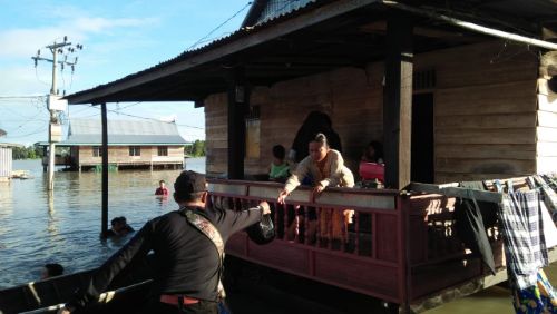 Melalui Satpol PP, Begini Cara Pemerintah Sidrap Distribusikan Bantuan Sembako Pada Korban Banjir