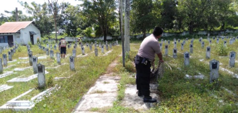 Sambut HUT Bhayangkara 73, Polres Sidrap Bersihkan TMP Kulo