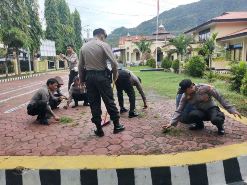 Kerja Bakti Dalam Rangka Menyambut HUT Bhayangkara Di Mako Polres Enrekang