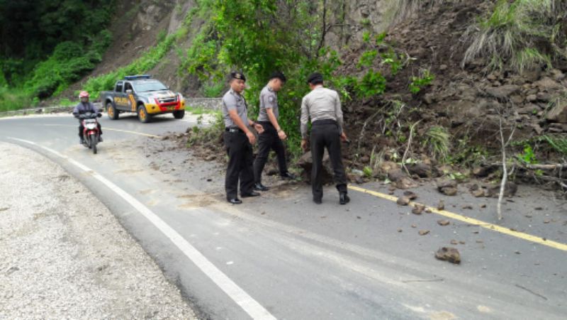 Begini Aksi Heroik Anggota Polsek Anggeraja Bersama Warga Evakuasi Pohon Tumbang