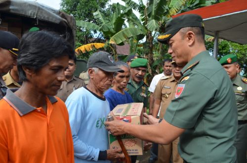 Didampingi Bupati, Danrem 141 Toddopuli Bone Kunjungi Banjir di Soppeng