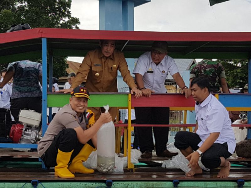 Ditemani Kapolres, Bupati Sidrap Restocking Benih Ikan Didanau Sidenreng