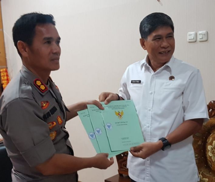 Kapolres Pangkep Terima Sertifikat dari BPN