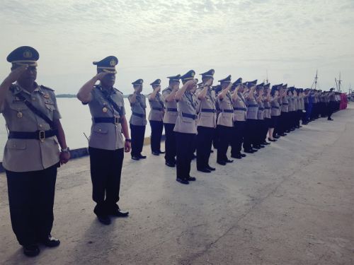 Sambut HUT Bhayangkara ke 73, Polres Pangkep Tabur Bunga di Dermaga Maccini Baji