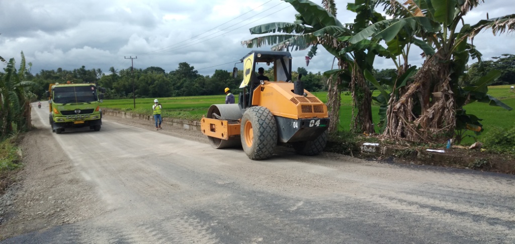 Atasi Keluhan Warga, EEES Perbaiki Jalan Rusak Poros Kampung Baru – Gilireng