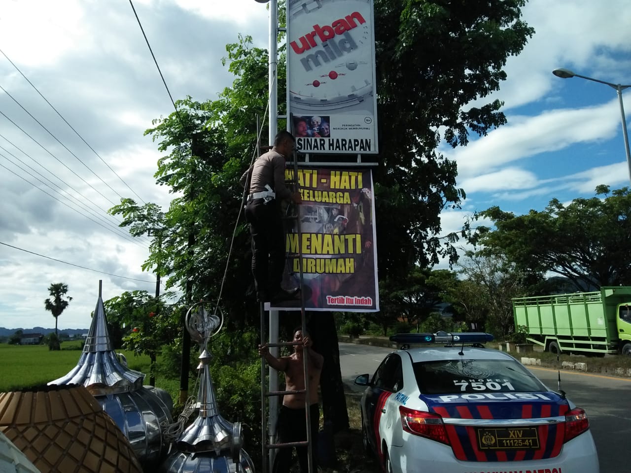 Pemasangan Spanduk Himbauan oleh Satuan Lantas Polres Pangkep