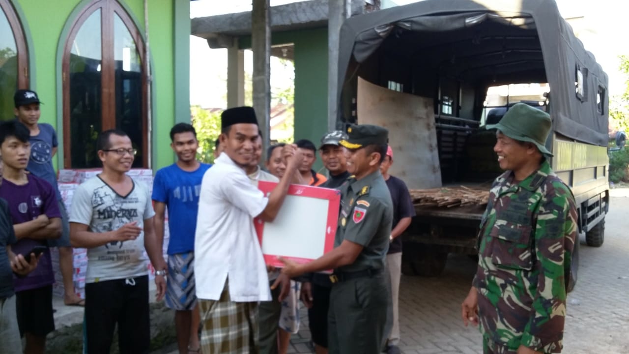 Dandim 1408 Serahkan Bantuan pada Pengurus Mesjid Abdullah di BTN Griya Maruki Indah