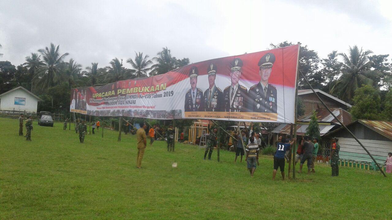 TNI Bersama Warga Pasang Baliho Jelang Pembukaan TMMD ke 105 Kodim Sinjai