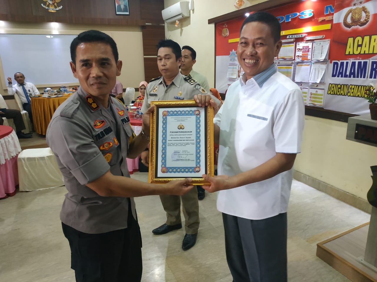 Puncak HUT Polri ke-73, Kapolres Pangkep Reward Penghargaan ke Bupati bersama Dandim