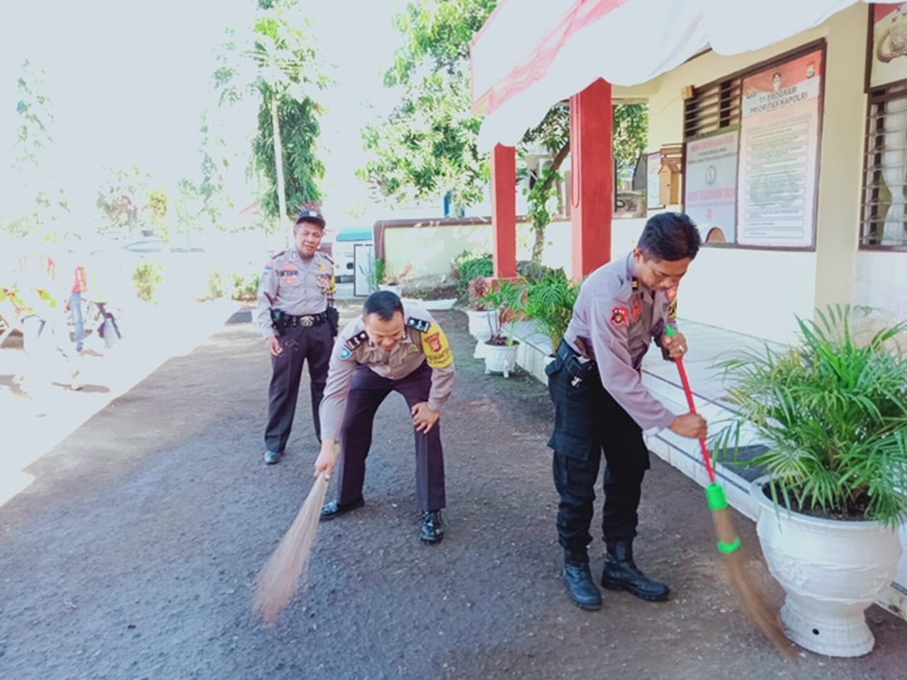 Meski Raih Juara 1 Lomba Kebersihan, Polsek Minasatene Tetap Jaga kebersihan