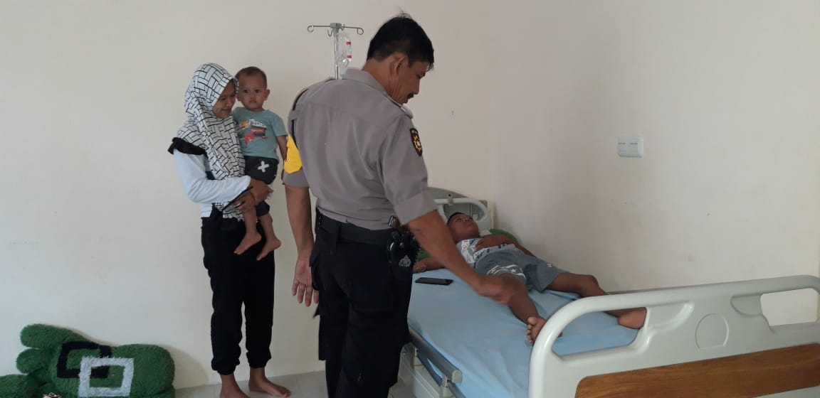 Wujud Kepedulian, Kapolsek Mandalle Jenguk Anak Anggota Yang Sedang Sakit