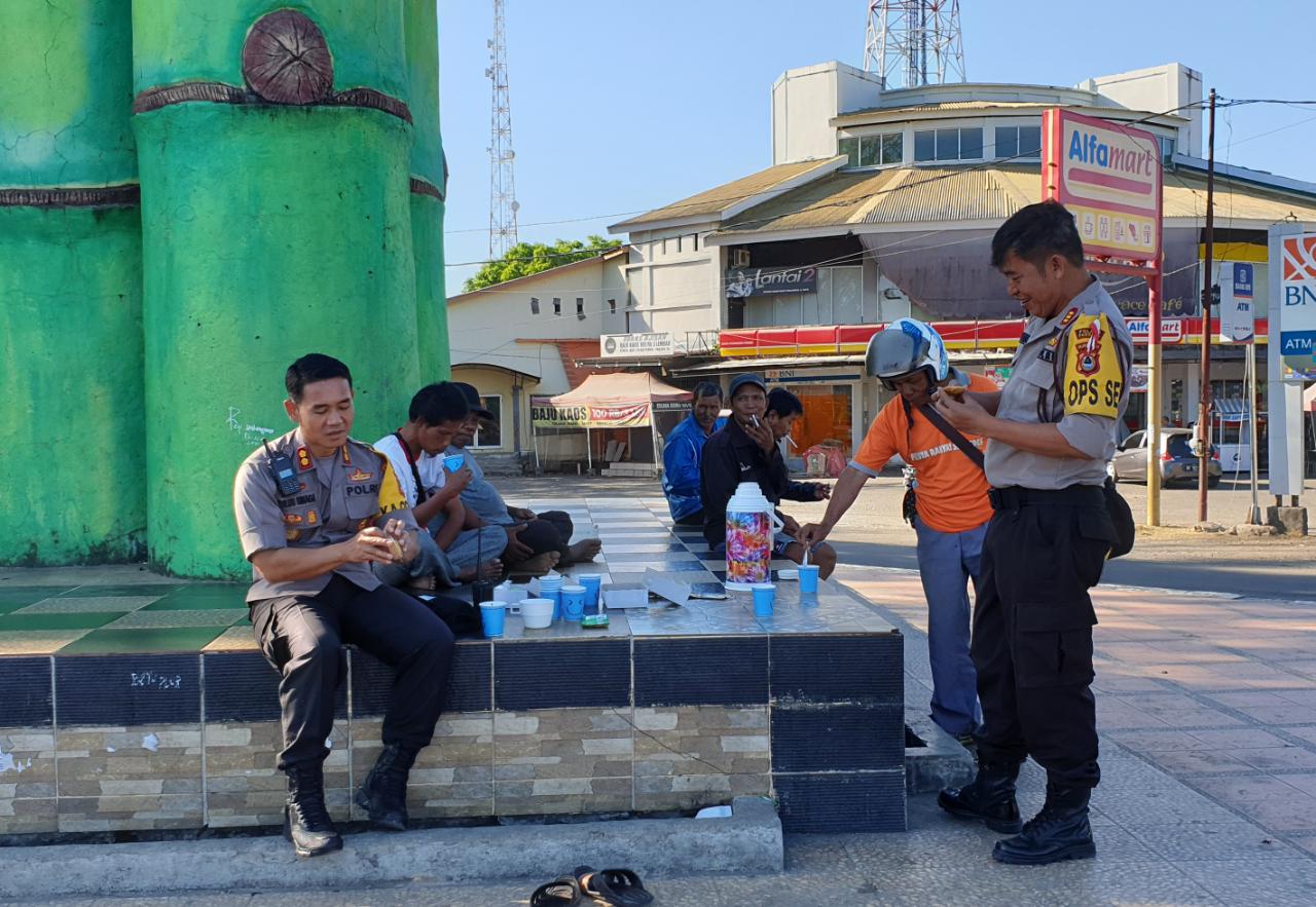 Kapolres Pangkep Ngopi Bersama Tukang Bentor di Pelataran Tugu Bambu Runcing