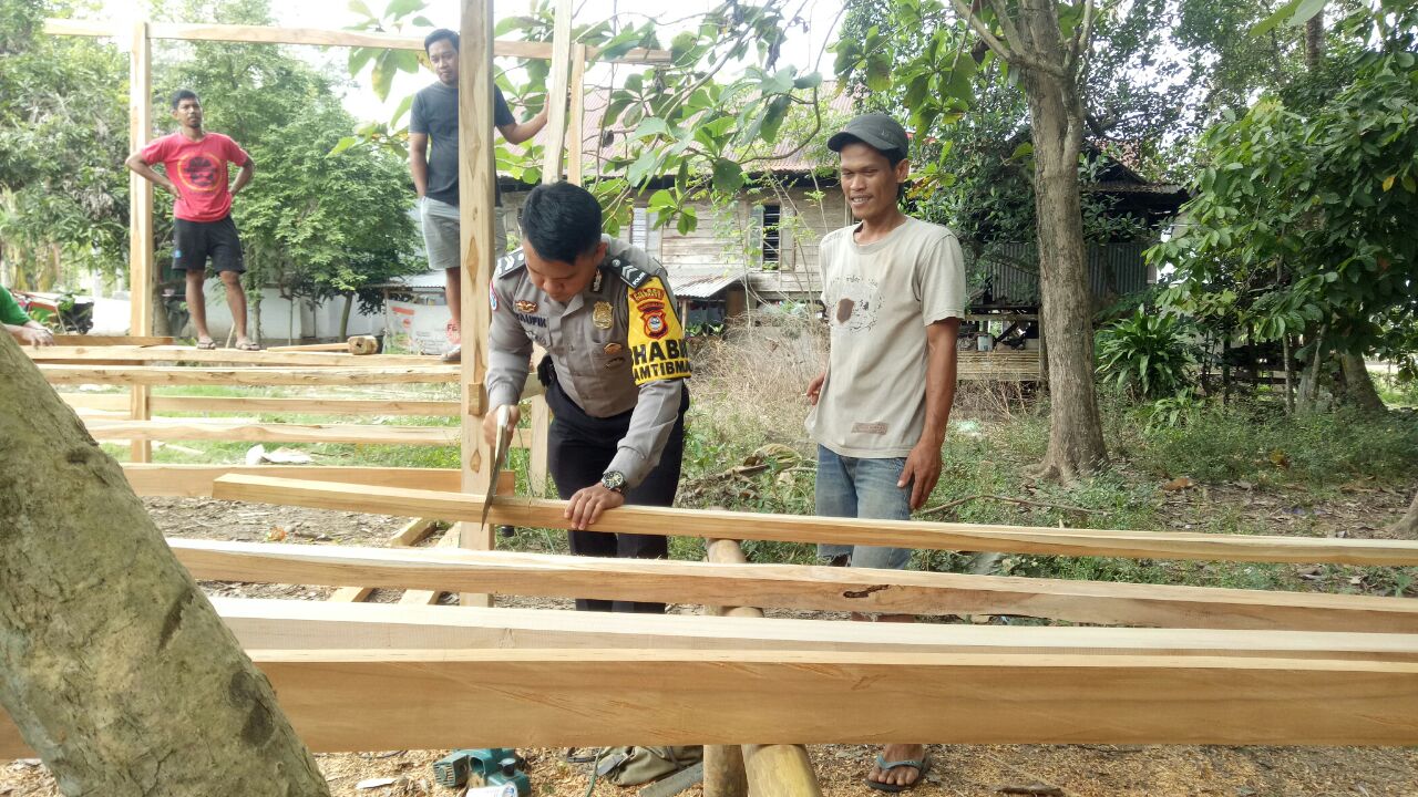 Bhabinkamtibmas Bersama Warga Gotong Royong Bangun Poskamling