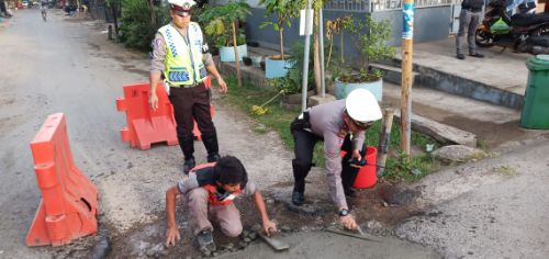 Tekan Lakalantas, Kasat Lantas Polres Pangkep Inisiasi Tambal Jalan Berlubang