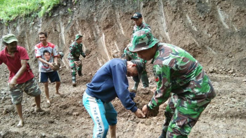 Mantap, Prajurit TNI bersama Masyarakat Menyatu Dalam Program TMMD