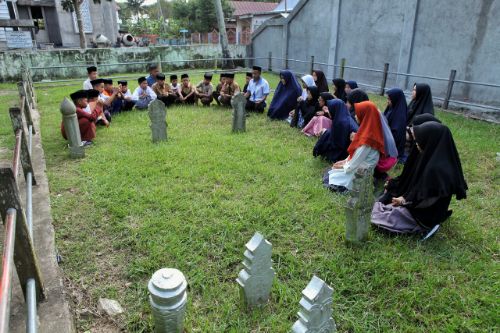 Cinta Ulama, Santri Ponpes Al Urwah Bersiarah Makam AG Kali Sidenreng