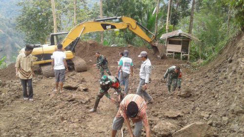 Masyarakat Tompobulu Antusias Dampingi Prajurit Dihari Terakhir TMMD