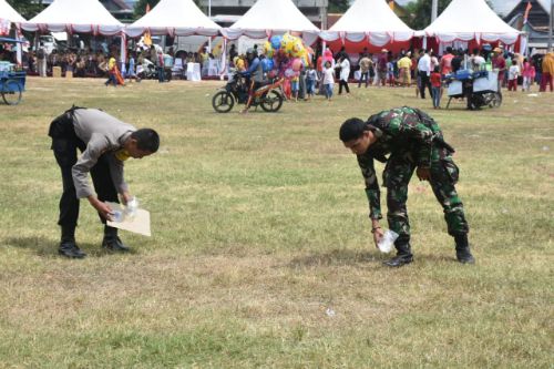 Peduli Lingkungan, Personil Polres dan Kodim Sidrap Bersihkan Lapangan Pasca Digunakan Upacara di Massepe