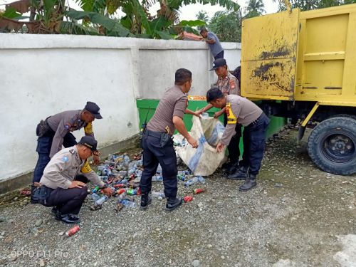 Peduli Lingkungan, Jajaran Polres Sidrap Gelar Jumat Bersih