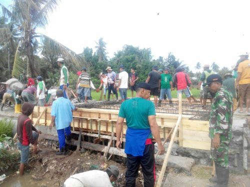 Begini Kebersamaan Warga bersama Satgas TMMD Makodim Pinrang dalam Perampungan Jembatan