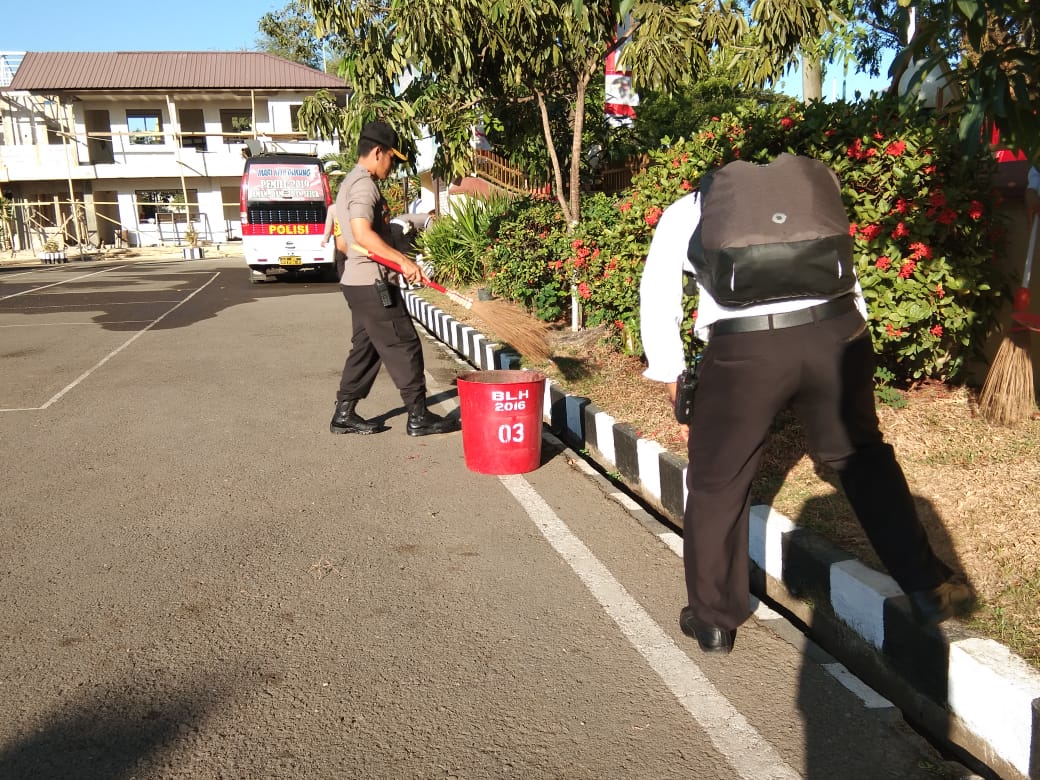 Kapolres Ajak Anggota Gotong Royong Bersihkan Halaman Kantor