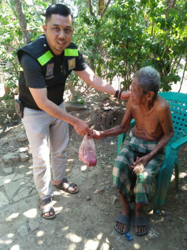 Subhanallah, Bhabinkamtibmas di Pangkep Bagikan Langsung Daging Qurban ke Warga Miskin